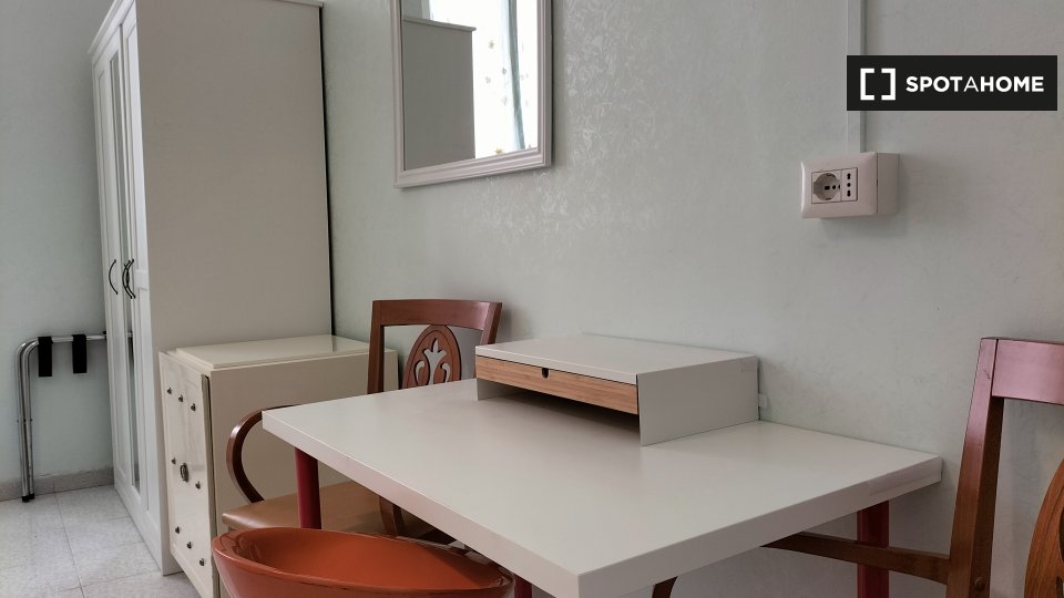 Immagine 18 di Camera condivisa in affitto  in Via Principe Amedeo a Roma