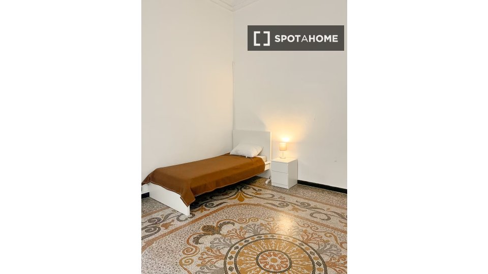 Immagine 12 di Camera condivisa in affitto  in Via Caffaro a Genova