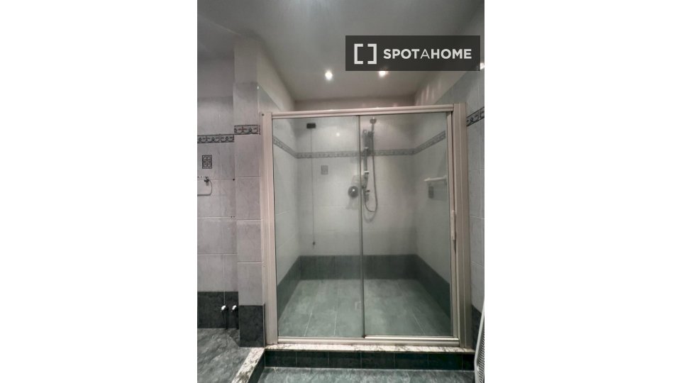 Immagine 9 di Camera condivisa in affitto  in Via Giuseppe la Farina a Firenze