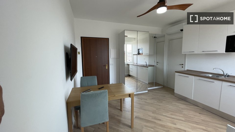 Immagine 5 di Ufficio in affitto  in Via Giambellino a Milano