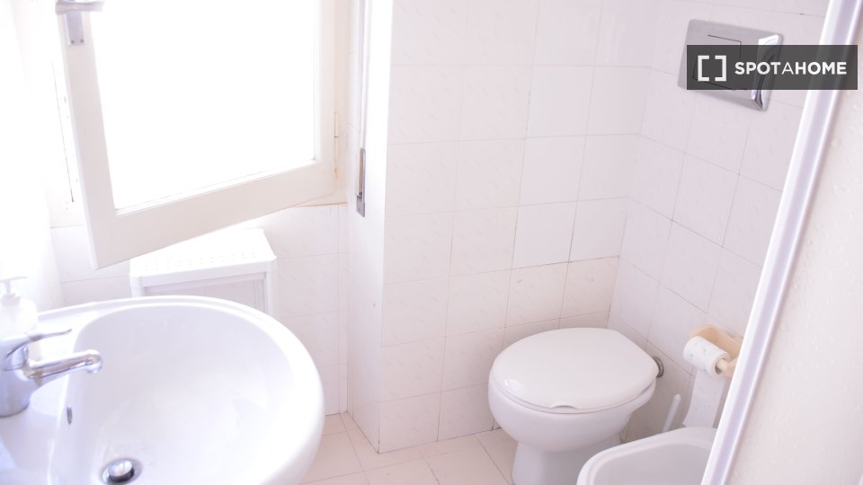 Immagine 6 di Camera condivisa in affitto  in Via dei Passeri a Cagliari