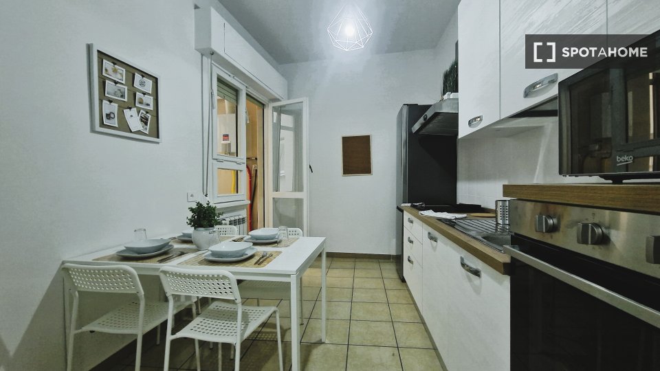 Immagine 10 di Camera condivisa in affitto  in Lungotevere di Pietra Papa a Roma