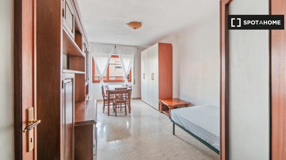 Immagine 2 di Camera condivisa in affitto  in Via Filippo Serafini, 00173 Roma RM, Italy a Roma