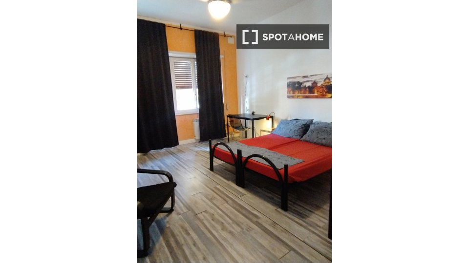 Immagine 1 di Camera condivisa in affitto  in V.le Leonardo da Vinci a Roma