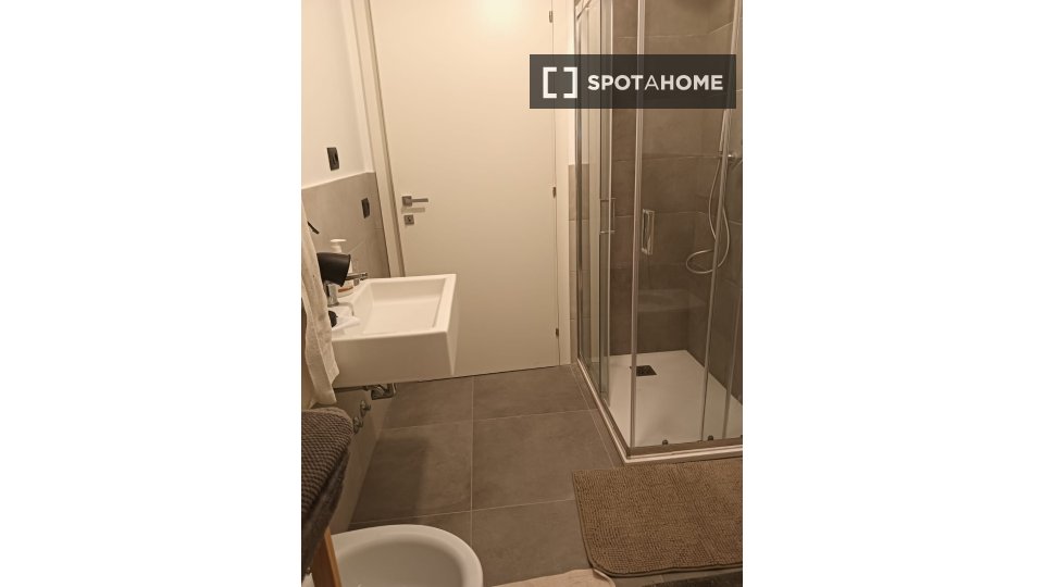 Immagine 9 di Camera condivisa in affitto  in Via Ippolito Nievo a Roma