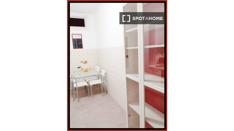 Immagine 18 di Camera condivisa in affitto  in Via Antonio Raimondi a Roma