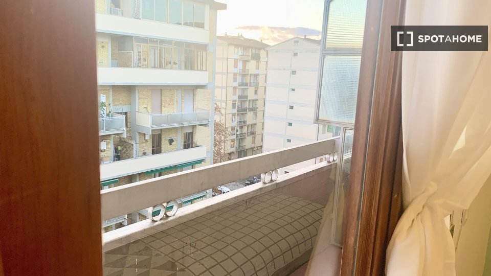 Immagine 5 di Camera condivisa in affitto  in VIALE F. REDI a Firenze