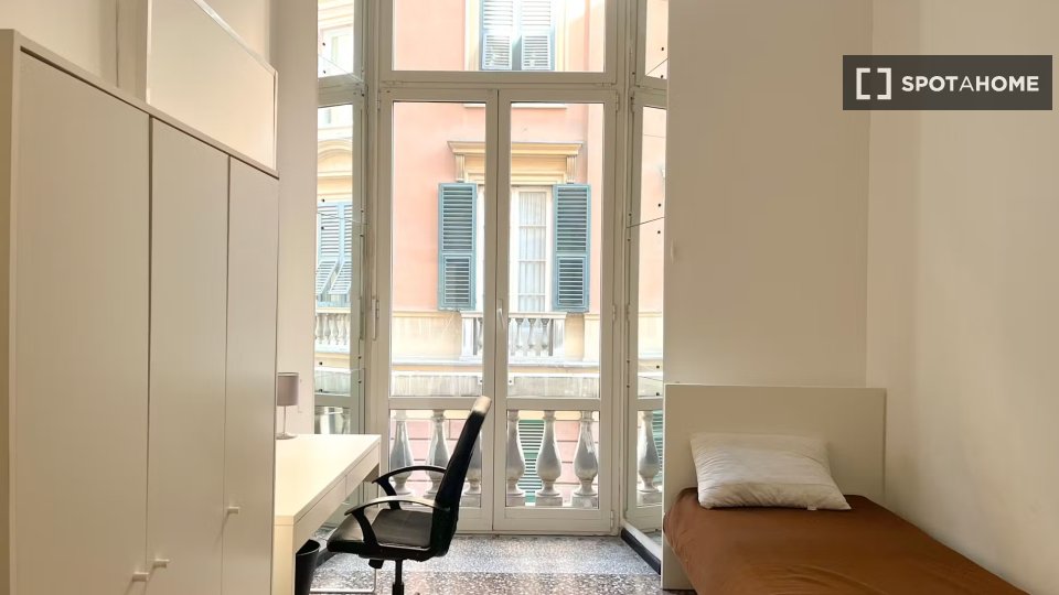 Immagine 2 di Camera condivisa in affitto  in Via Caffaro a Genova