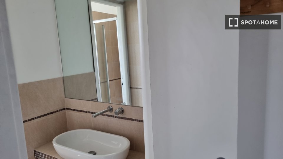 Immagine 13 di Appartamento in affitto  in Via Montesilvano a Roma