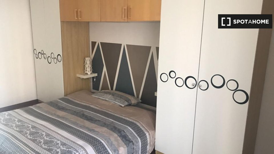 Immagine 2 di Camera condivisa in affitto  in Via Francesco Baracca a Roma