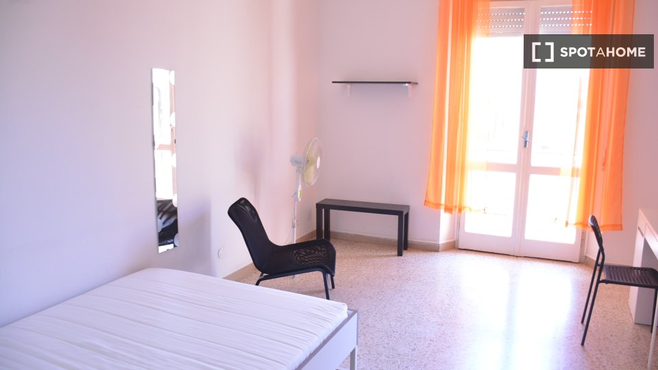 Immagine 14 di Camera condivisa in affitto  in Via Ingurtosu n a Cagliari