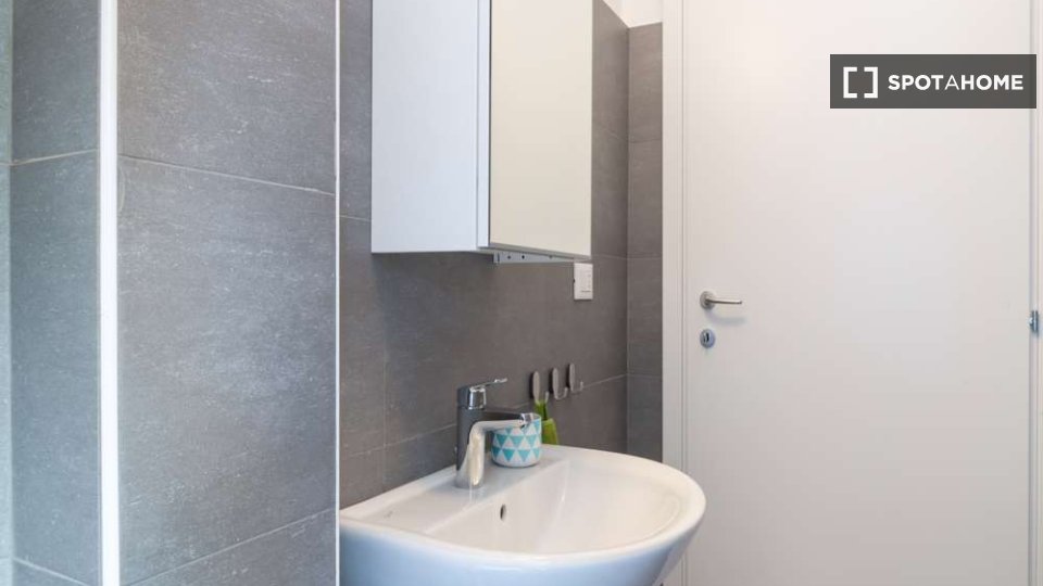 Immagine 17 di Camera condivisa in affitto  in Via Salvatore Barzilai a Milano