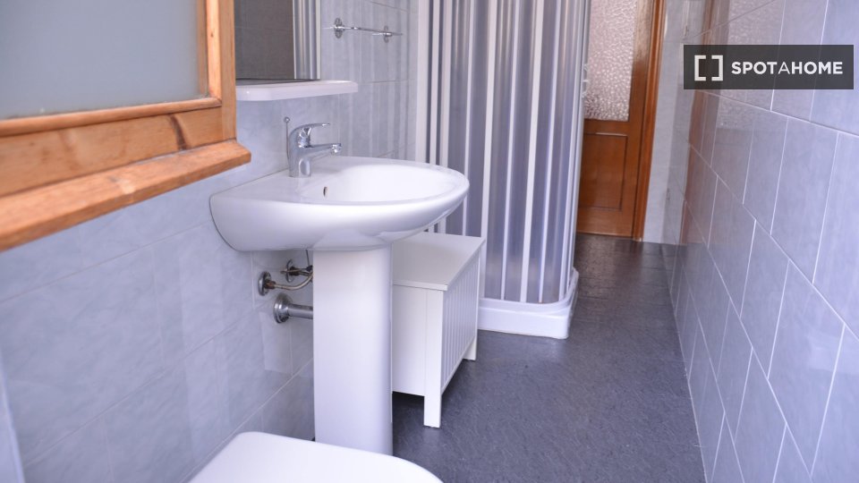 Immagine 6 di Camera condivisa in affitto  in Via Pola a Cagliari