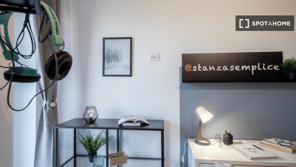 Immagine 2 di Camera condivisa in affitto  in Via Piobesi n. a Torino