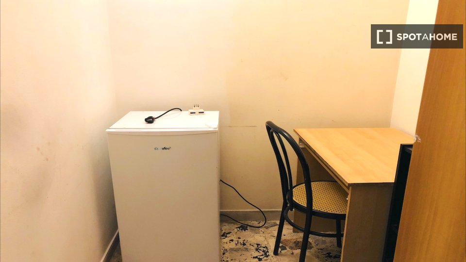 Immagine 4 di Camera condivisa in affitto  in Viale Egeo, 00144 Roma RM, Italy a Roma