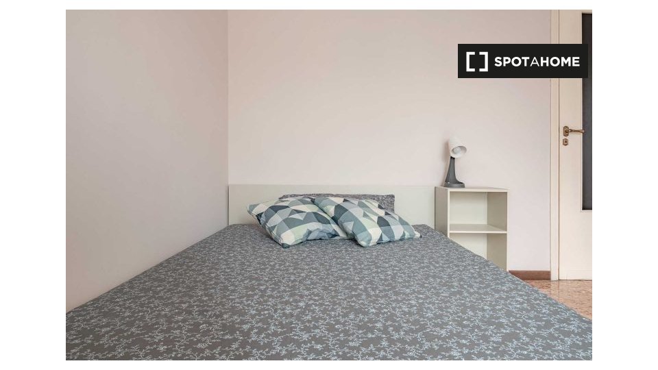 Immagine 1 di Camera condivisa in affitto  in Via Angera a Milano