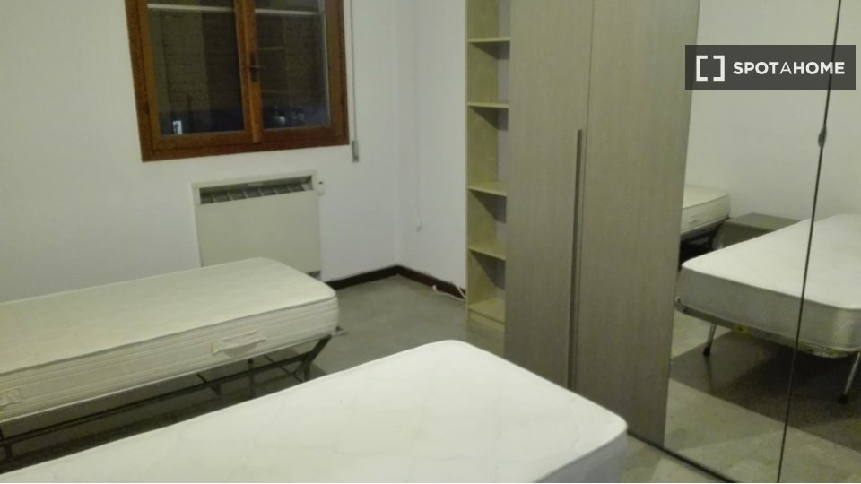 Immagine 1 di Camera condivisa in affitto  in Via Luigi Vestri a Bologna