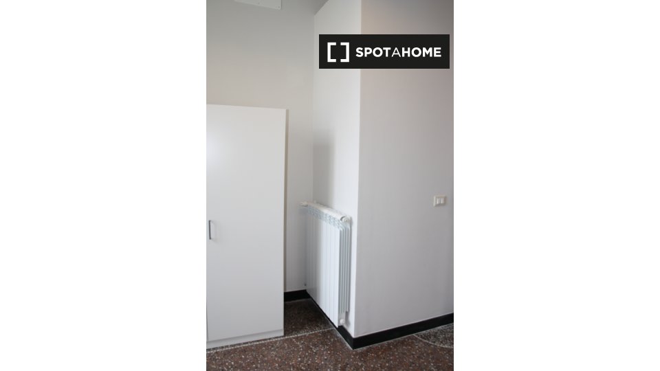 Immagine 13 di Camera condivisa in affitto  in Piazza del Campo a Genova