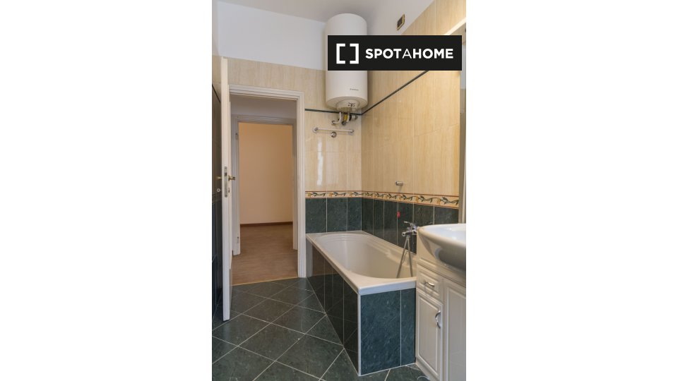 Immagine 18 di Camera condivisa in affitto  in Viale Campania a Milano