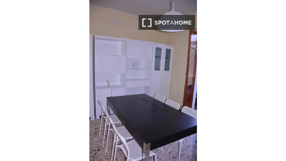 Immagine 5 di Camera condivisa in affitto  in Via Lombardia a Cagliari