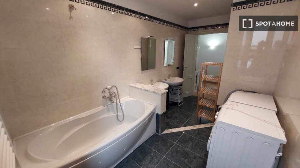 Immagine 16 di Camera condivisa in affitto  in Via Giuseppe la Farina a Firenze