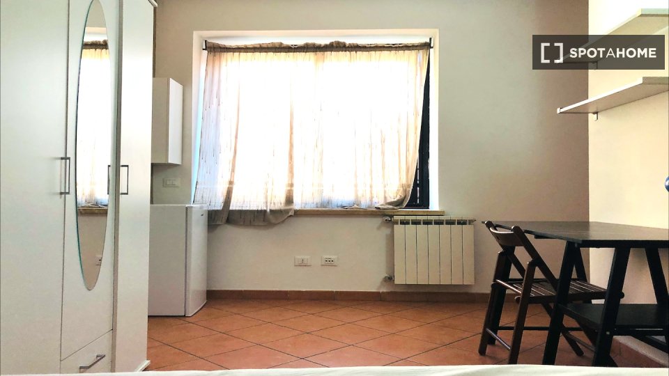 Immagine 5 di Camera condivisa in affitto  in Via Alessandro Brisse a Roma