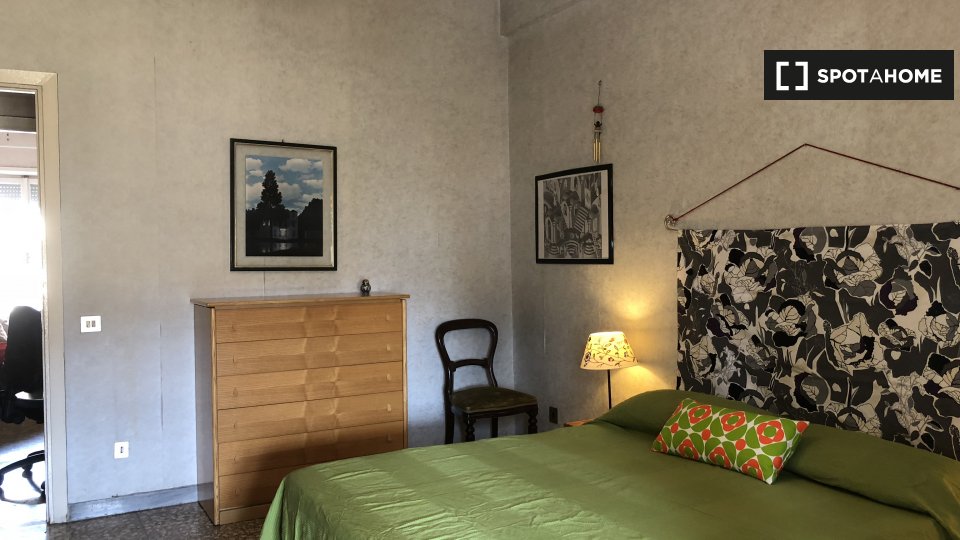 Immagine 1 di Camera condivisa in affitto  in Viale Furio Camillo, 00181 Roma RM, Italy a Roma