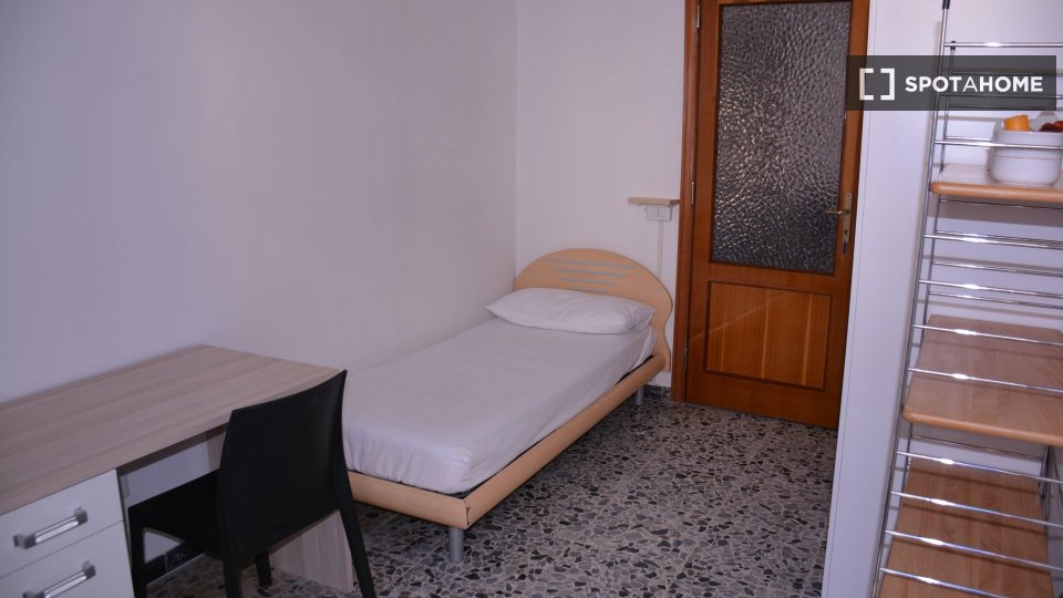 Immagine 1 di Camera condivisa in affitto  in Via Pola a Cagliari