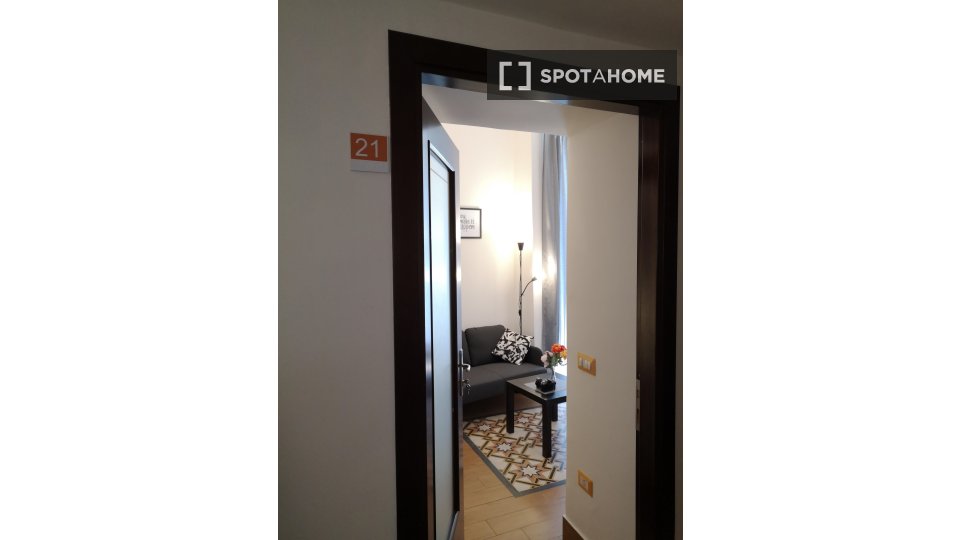 Immagine 14 di Camera condivisa in affitto  in Via Enrico Pessina n. a Napoli