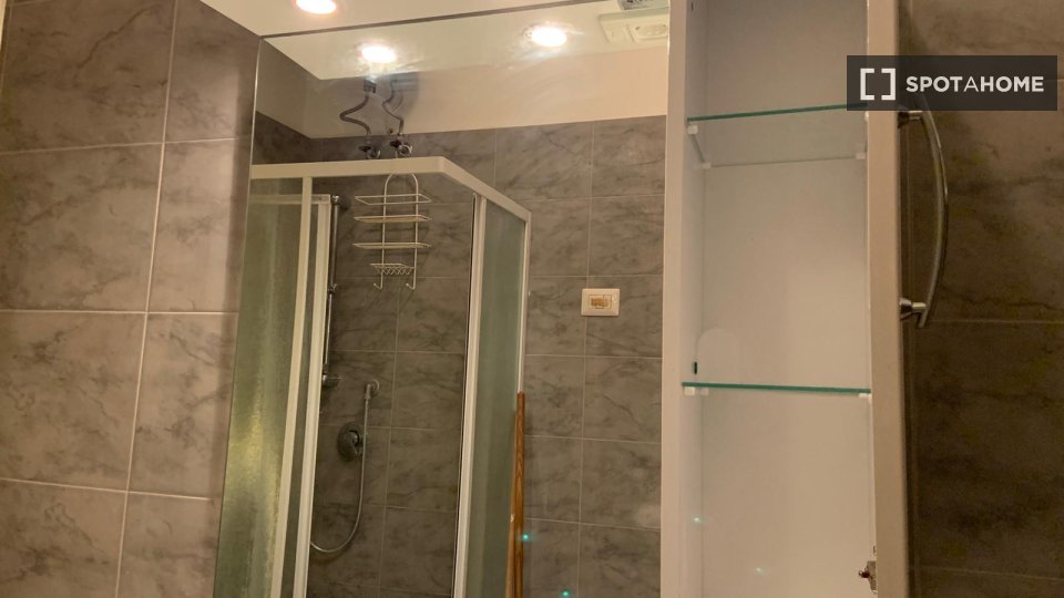 Immagine 19 di Camera condivisa in affitto  in Via degli Umbri a Roma