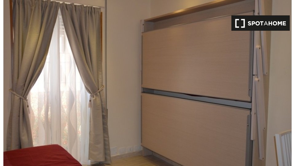 Immagine 7 di Camera condivisa in affitto  in Via Vetulonia a Roma