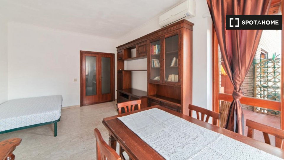 Immagine 5 di Camera condivisa in affitto  in Via Filippo Serafini, 00173 Roma RM, Italy a Roma