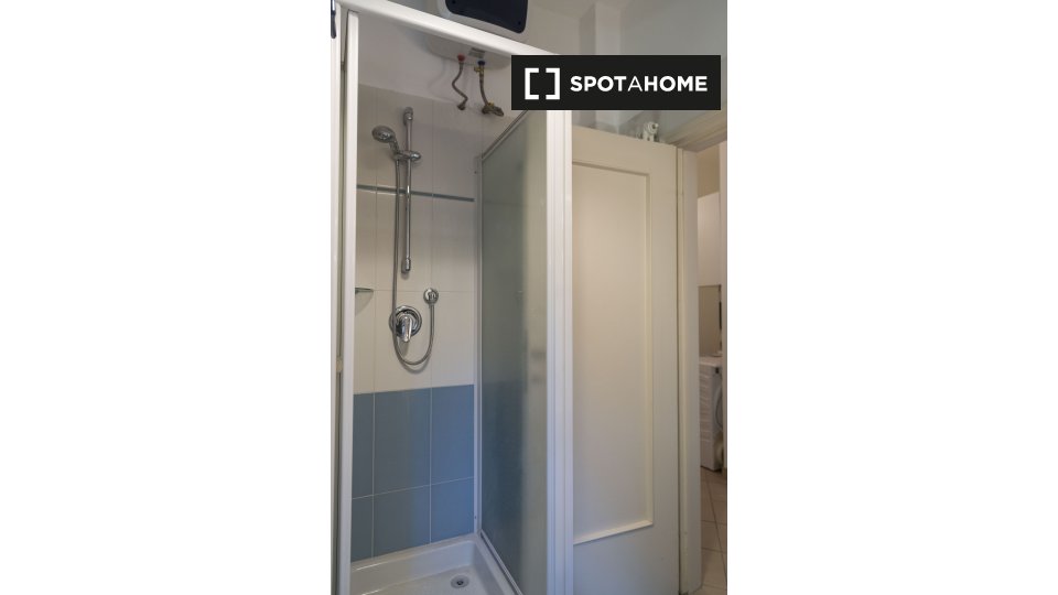 Immagine 15 di Camera condivisa in affitto  in Viale Campania a Milano