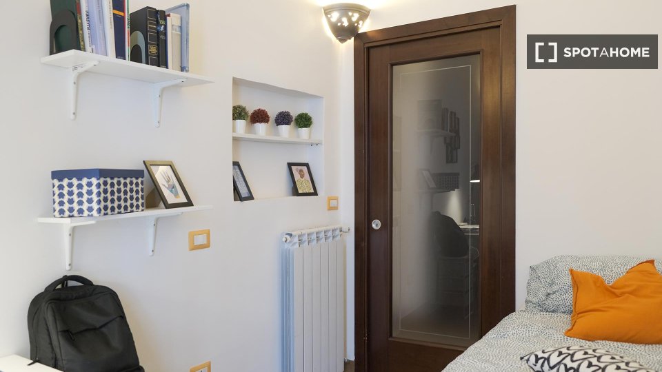 Immagine 2 di Camera condivisa in affitto  in Via Enrico Pessina n. a Napoli