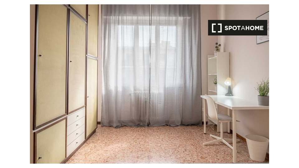 Immagine 2 di Camera condivisa in affitto  in Via Angera a Milano