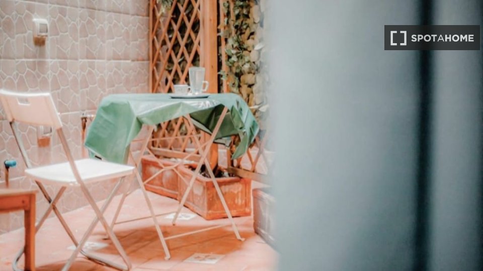 Immagine 12 di Camera condivisa in affitto  in Via Salvator Rosa a Napoli