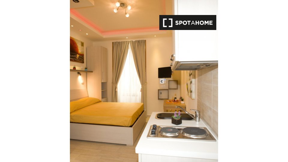 Immagine 17 di Camera condivisa in affitto  in Via Vetulonia a Roma