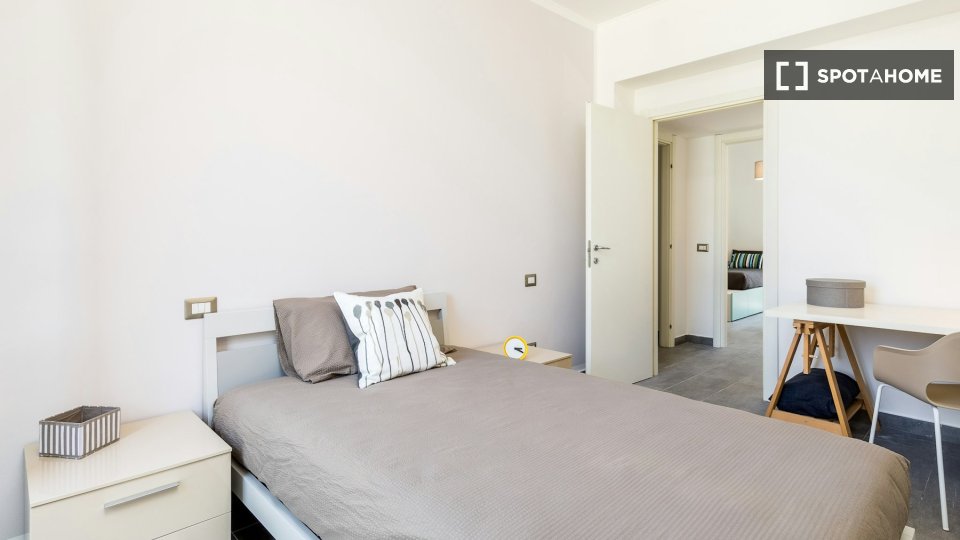 Immagine 5 di Camera condivisa in affitto  in Via Democrito a Milano