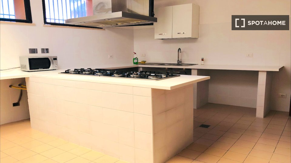 Immagine 18 di Camera condivisa in affitto  in Via Alessandro Brisse a Roma