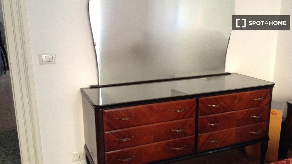 Immagine 16 di Camera condivisa in affitto  in Via degli Umbri a Roma