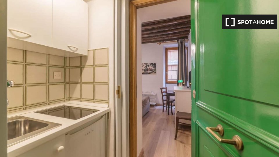 Immagine 13 di Ufficio in affitto  in Via di Gesù e Maria a Roma