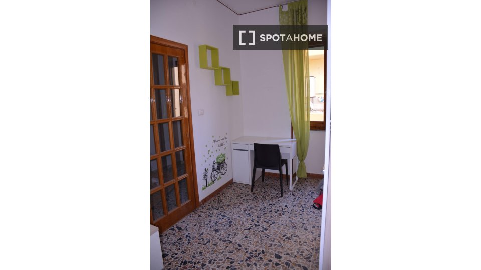 Immagine 11 di Camera condivisa in affitto  in Via Pola a Cagliari