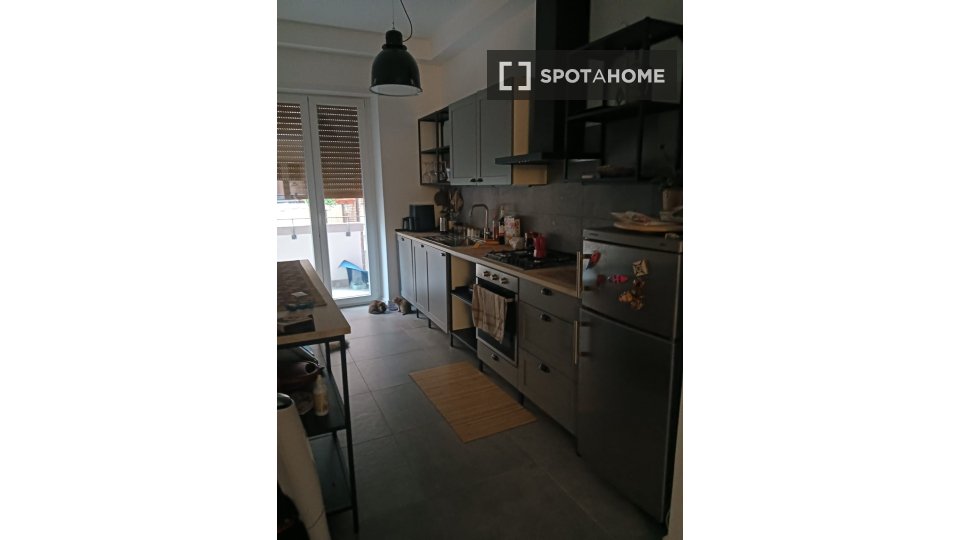 Immagine 4 di Camera condivisa in affitto  in Via Ippolito Nievo a Roma