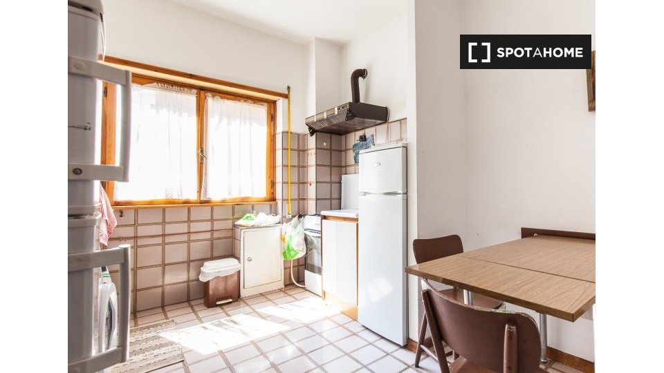 Immagine 4 di Camera condivisa in affitto  in Via Tiberio Imperatore, 00145 Roma RM, Italy a Roma