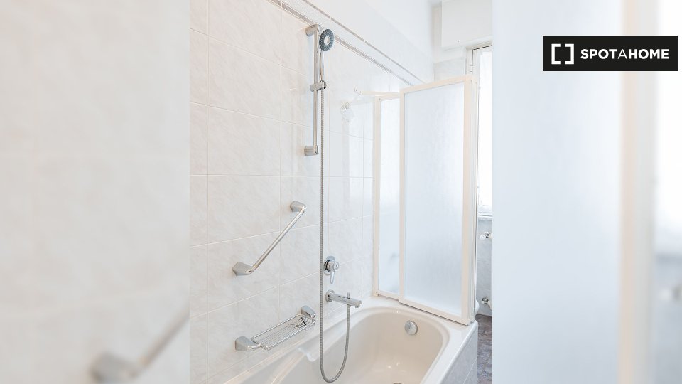 Immagine 19 di Camera condivisa in affitto  in Via Angera a Milano