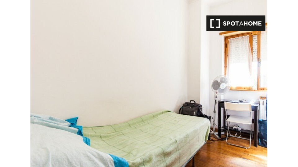 Immagine 10 di Camera condivisa in affitto  in Via Tiberio Imperatore, 00145 Roma RM, Italy a Roma