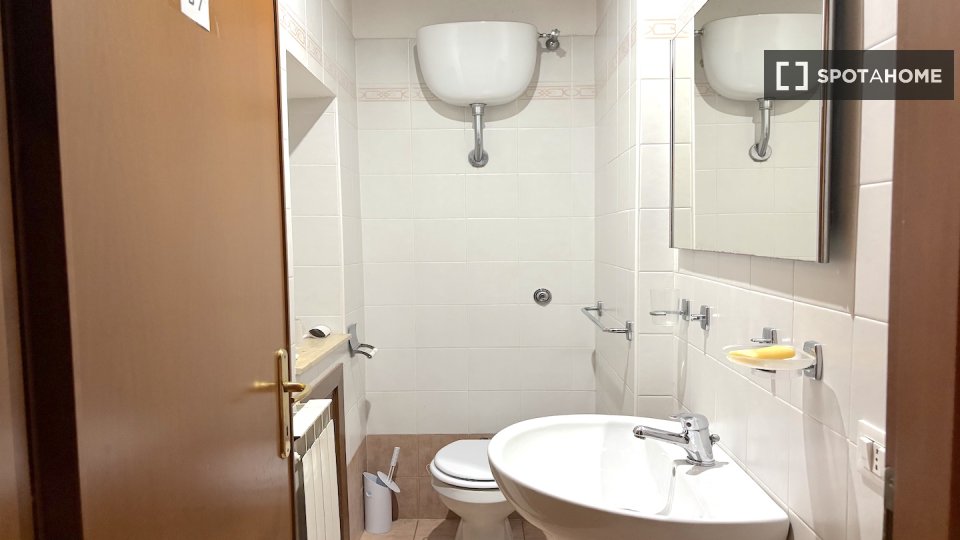 Immagine 8 di Camera condivisa in affitto  in Via Alessandro Brisse a Roma