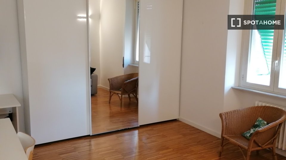 Immagine 2 di Camera condivisa in affitto  in Via dei Monti Lepini a Roma