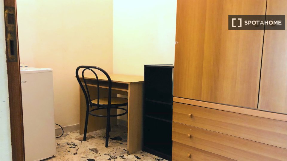 Immagine 3 di Camera condivisa in affitto  in Viale Egeo, 00144 Roma RM, Italy a Roma