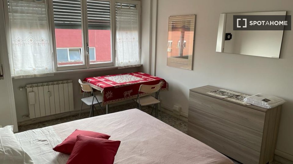 Immagine 2 di Camera condivisa in affitto  in Via Giulio Venticinque a Roma